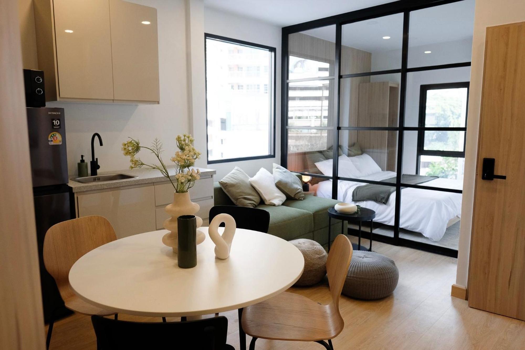 3 Bed 3 Bath / Luxury / 1 Min Walk To Bts Asok อพาร์ทเม้น *
