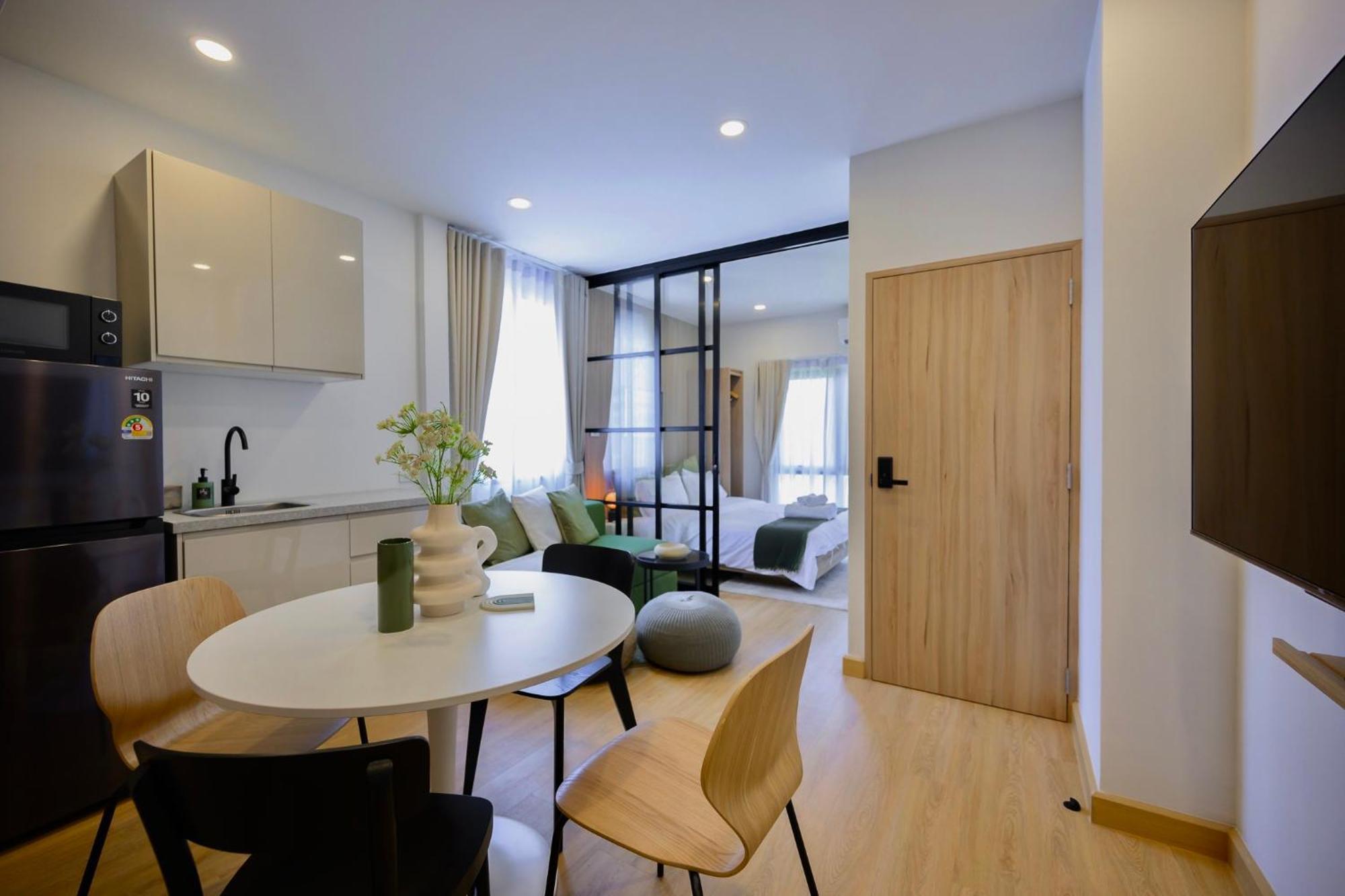 3 Bed 3 Bath / Luxury / 1 Min Walk To Bts Asok อพาร์ทเม้น *